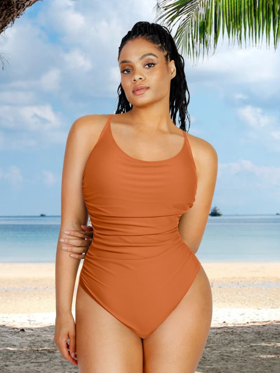 Femme en maillot orange sur la plage