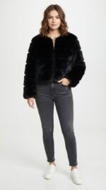Veste courte en fausse fourrure à étages pour femme - vista 7