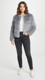 Veste courte en fausse fourrure à étages pour femme - vista trasera