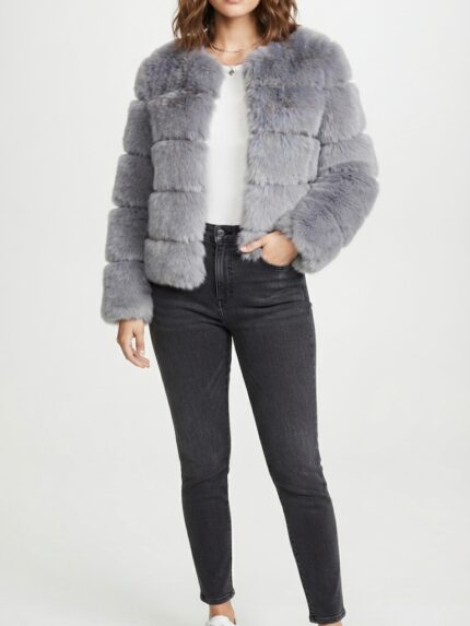 Veste courte en fausse fourrure à étages pour femme - vista trasera