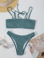 Bikini vert à plat avec bretelles.