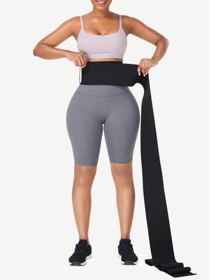 Femme enroulant une longue bande amincissante noire en latex autour de sa taille, vue de face.