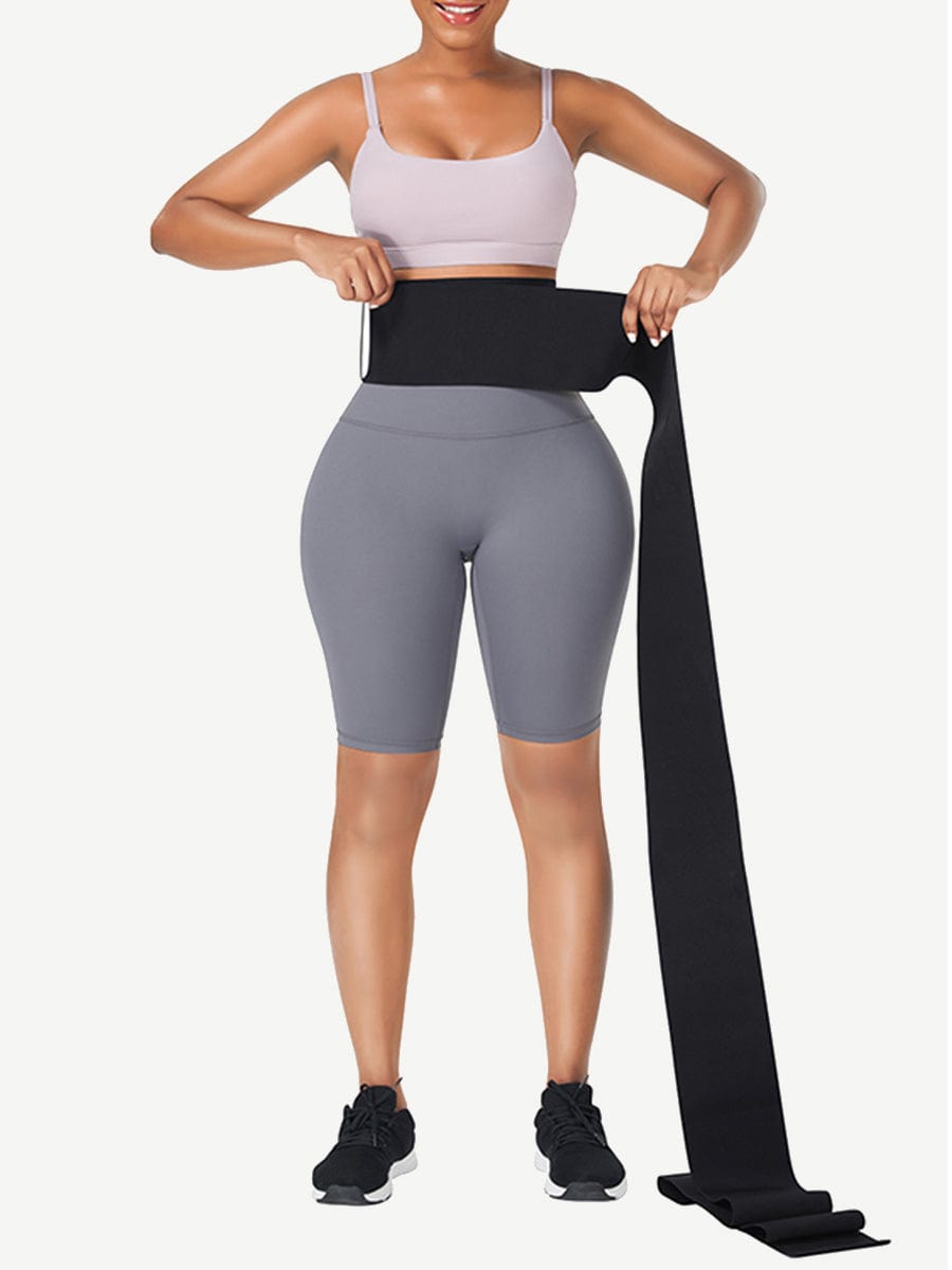 black-main Femme enroulant une longue bande amincissante noire en latex autour de sa taille, vue de face.