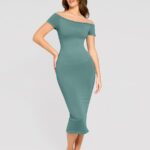 Femme en robe verte épaule dénudée.