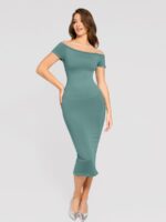 Femme en robe verte épaule dénudée.