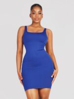 Femme en robe mini bleue col carré.