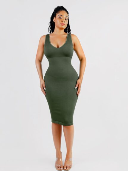 Femme en robe verte col V profond.