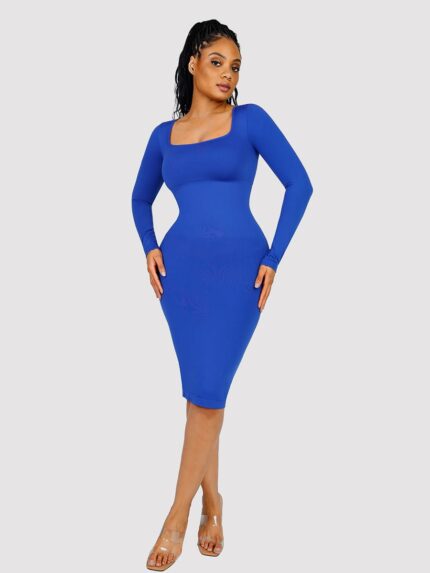 Femme en robe bleue bodycon midi.