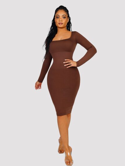 Femme en robe marron col carré manches longues.