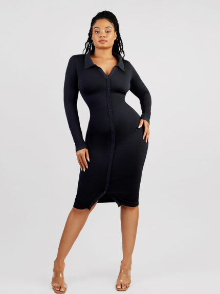Femme en robe chemise noire à boutons.