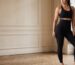 Femme en leggings gainant noir et top de sport, bannière principale.