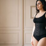 Femme portant un serre-taille corset noir à baleines, bannière principale.