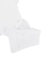 Détail des agrafes blanches sur dentelle.