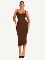 Femme en robe marron bretelles fines.