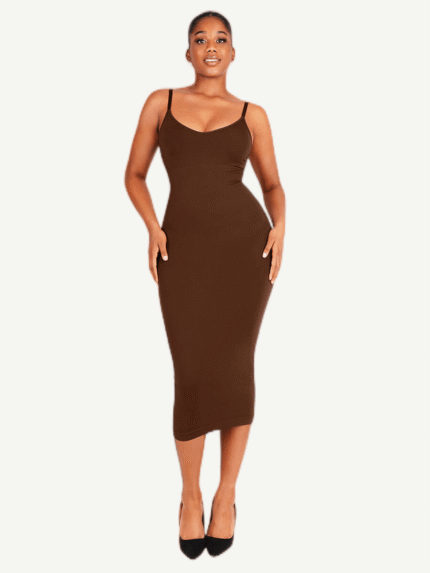 Femme en robe marron bretelles fines.