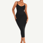 Femme en robe gainante noire col V.