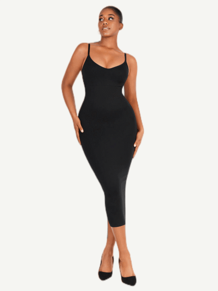 Femme en robe gainante noire col V.
