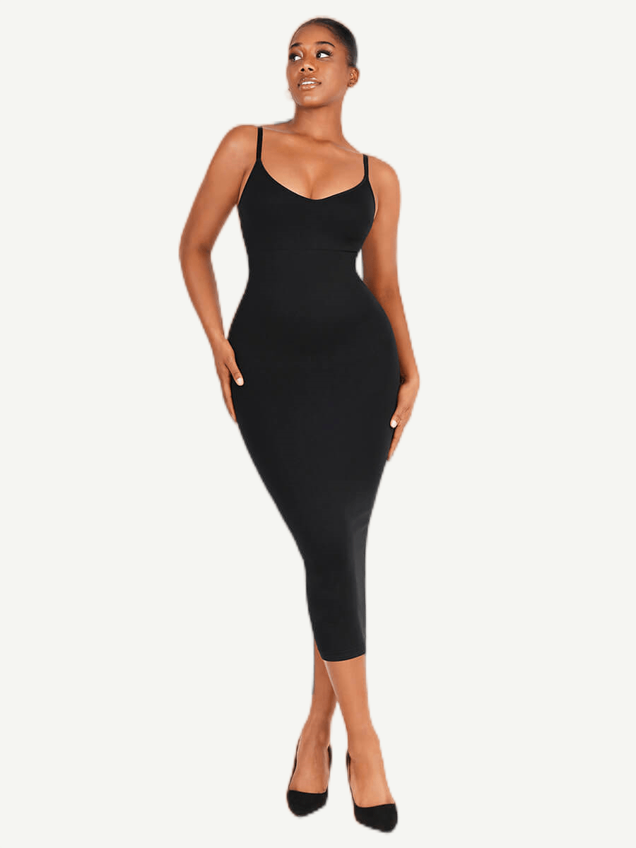 maxidress-noir Femme en robe gainante noire col V.