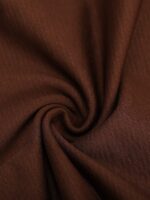 Détail du tissu gainant marron.