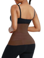 Femme portant la bande marron moka, vue de dos, couverture totale.