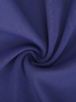 Pantalon évasé bleu sur modèle