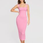 Femme en robe rose col carré.