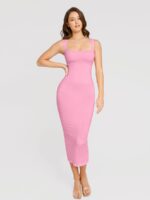 Femme en robe rose col carré.