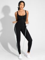 Femme en combinaison sauna noire a zip avec bande de resistance, vue de face.