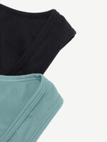 Gros plan sur tissu noir et vert avec coutures plates.