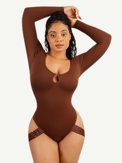 Femme en body galbant marron foncé à bretelles à agrafes.