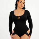 Femme en body string noir col rond évasé avec goutte.