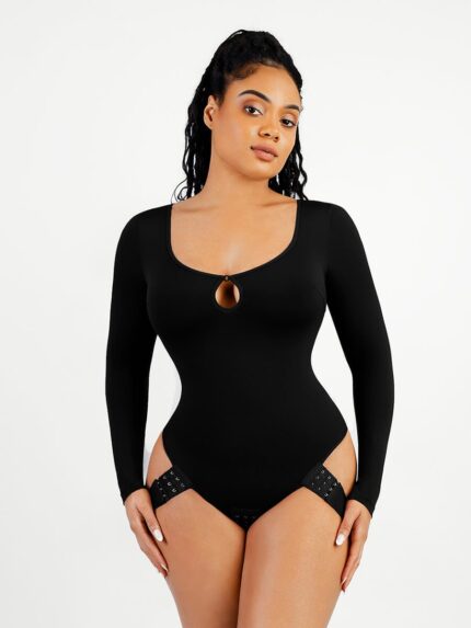Femme en body string noir col rond évasé avec goutte.