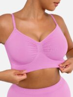 Femme en soutien-gorge rose bonbon froncé.