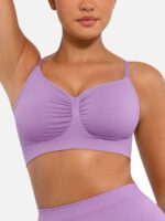 Femme en soutien-gorge violet foncé sans armatures.