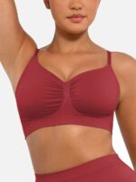 Femme en soutien-gorge rouge foncé à large bande.