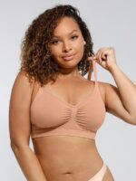 Femme en soutien-gorge peau foncée sans armatures.