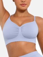 Femme en soutien-gorge bleu clair galbant.