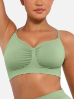 Femme en soutien-gorge vert clair respirant.