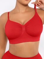 Femme en soutien-gorge rouge galbant sans coutures.