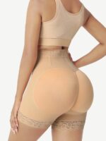 Short gainant grande taille sur modèle