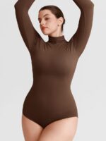 Femme en body moka seconde peau.