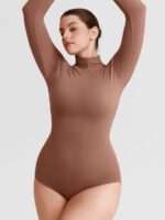 Femme en body nude doux.
