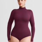 Femme en body prune col montant.