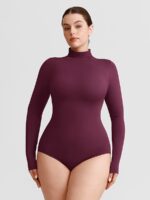 Femme en body prune col montant.