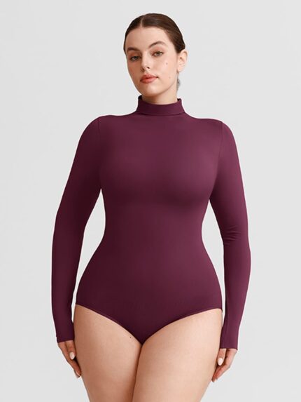 Femme en body prune col montant.
