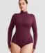 Femme en body prune col montant.