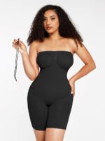 Femme en body galbant noir sans bretelles tenant une bretelle, vue de face.