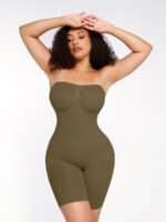 Femme en body vert olive sans bretelles.