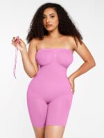 Femme en body rose bonbon remonte fesses sans bretelles.