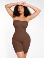 Femme en body marron foncé sans bretelles.